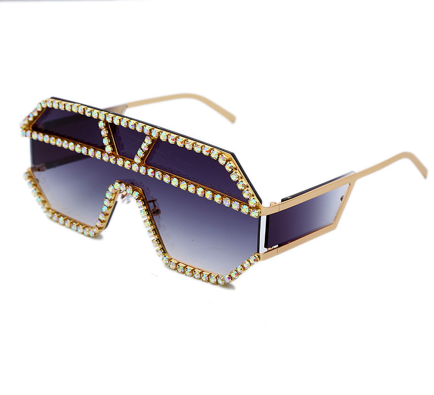 Handgefertigte Sonnenbrille mit großem Rahmen und Strasssteinen 