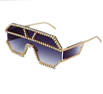Handgefertigte Sonnenbrille mit großem Rahmen und Strasssteinen 
