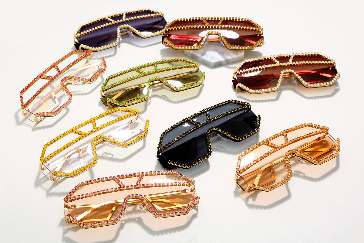 Handgefertigte Sonnenbrille mit großem Rahmen und Strasssteinen 