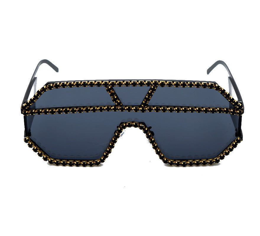 Handgefertigte Sonnenbrille mit großem Rahmen und Strasssteinen 