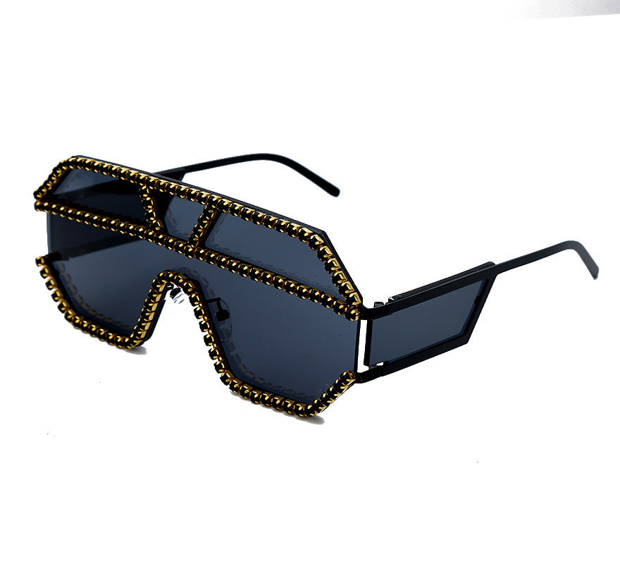 Handgefertigte Sonnenbrille mit großem Rahmen und Strasssteinen 