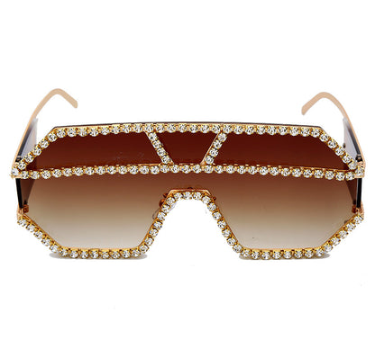 Handgefertigte Sonnenbrille mit großem Rahmen und Strasssteinen 