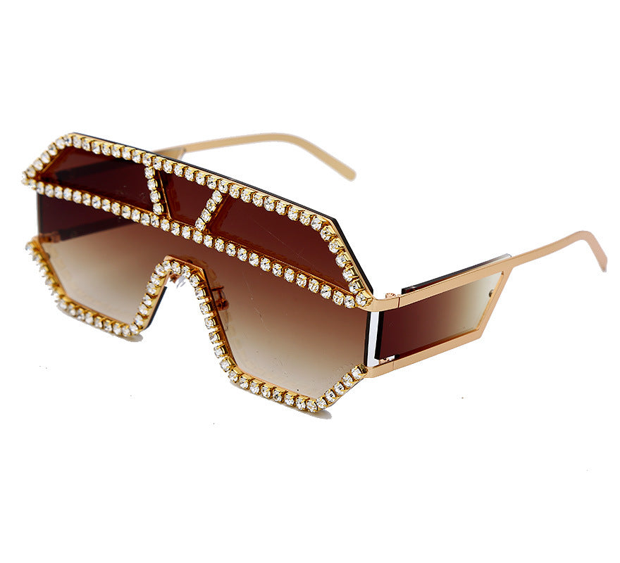 Handgefertigte Sonnenbrille mit großem Rahmen und Strasssteinen 