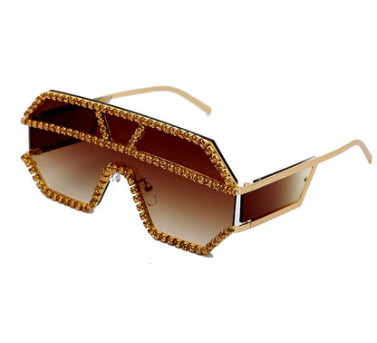 Handgefertigte Sonnenbrille mit großem Rahmen und Strasssteinen 