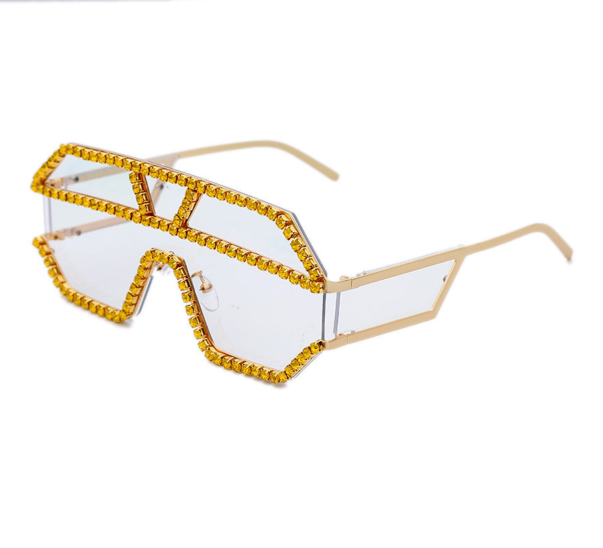 Handgefertigte Sonnenbrille mit großem Rahmen und Strasssteinen 