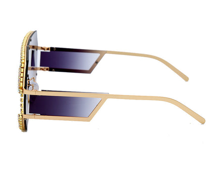 Handgefertigte Sonnenbrille mit großem Rahmen und Strasssteinen 