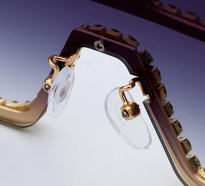 Handgefertigte Sonnenbrille mit großem Rahmen und Strasssteinen 