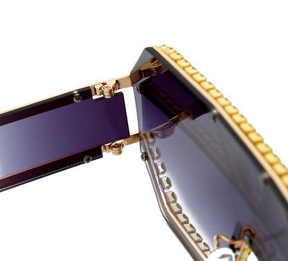 Handgefertigte Sonnenbrille mit großem Rahmen und Strasssteinen 