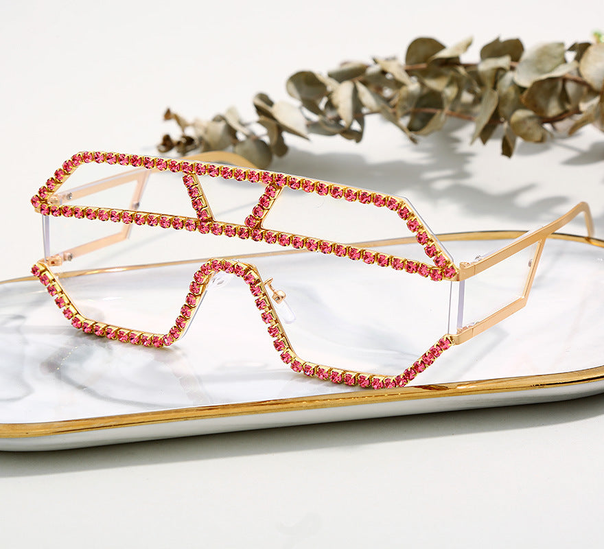 Handgefertigte Sonnenbrille mit großem Rahmen und Strasssteinen 