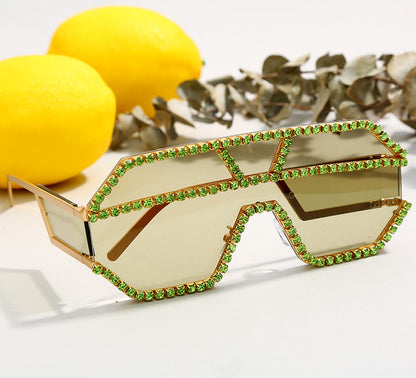 Handgefertigte Sonnenbrille mit großem Rahmen und Strasssteinen 