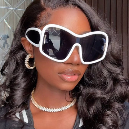 Schicke Sonnenbrille mit unregelmäßigem großem Rahmen