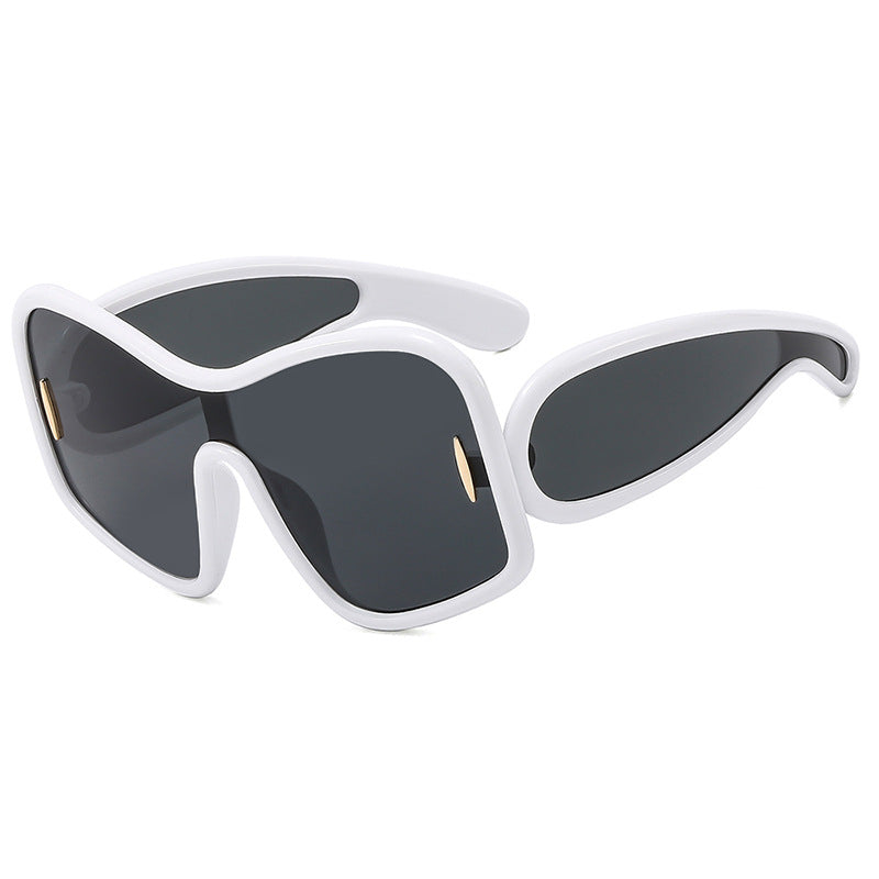 Schicke Sonnenbrille mit unregelmäßigem großem Rahmen