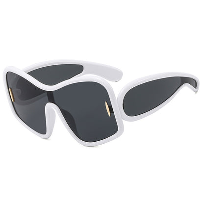 Schicke Sonnenbrille mit unregelmäßigem großem Rahmen