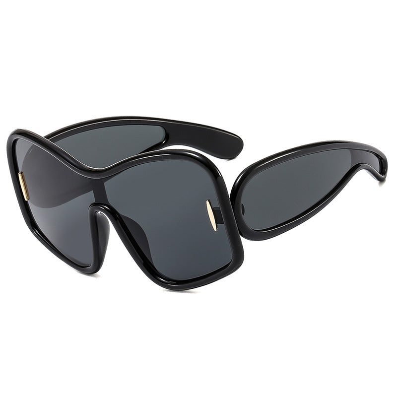 Schicke Sonnenbrille mit unregelmäßigem großem Rahmen