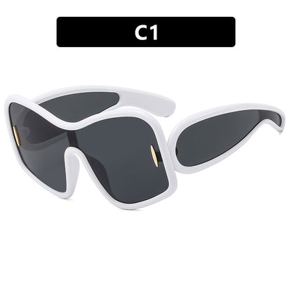 Schicke Sonnenbrille mit unregelmäßigem großem Rahmen
