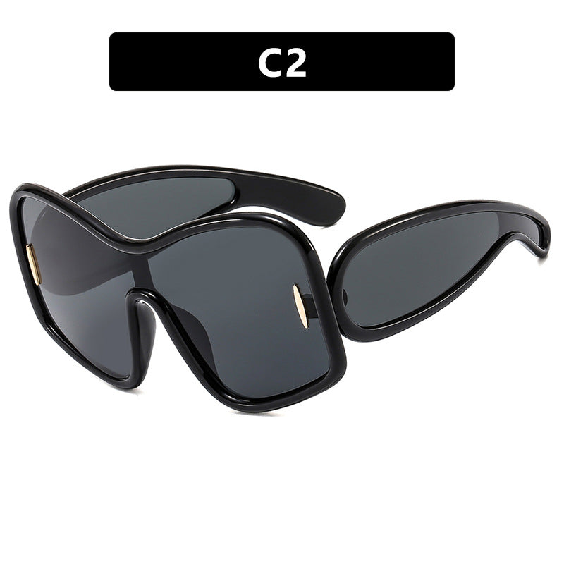 Schicke Sonnenbrille mit unregelmäßigem großem Rahmen