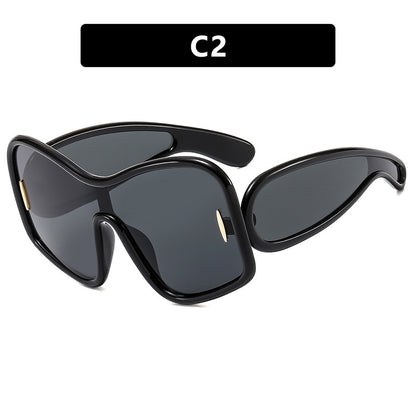 Schicke Sonnenbrille mit unregelmäßigem großem Rahmen