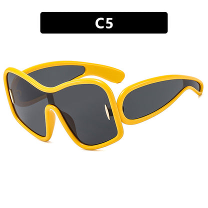 Schicke Sonnenbrille mit unregelmäßigem großem Rahmen