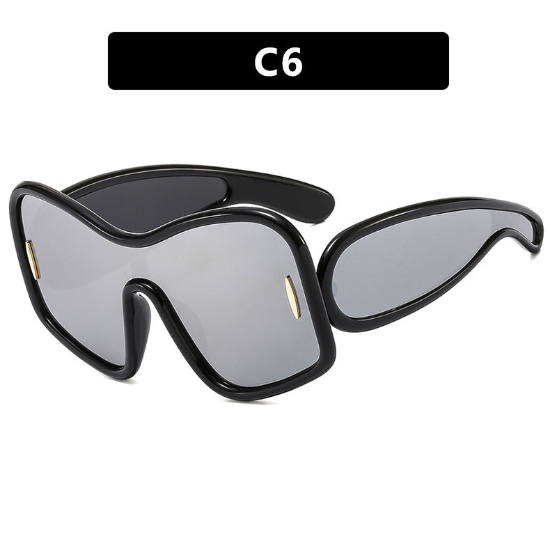 Schicke Sonnenbrille mit unregelmäßigem großem Rahmen
